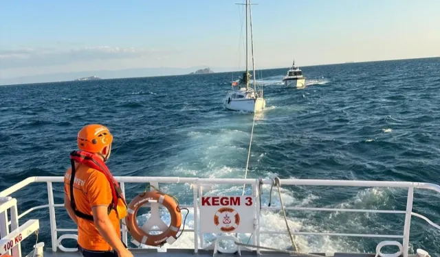 Moda açıklarında sürüklenen tekne kurtarıldı