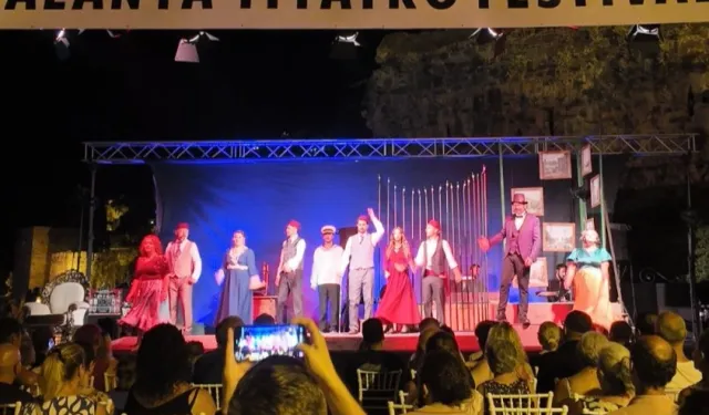 'Bir Şehnaz Oyun' Alanya'da tiyatroseverlerle buluştu