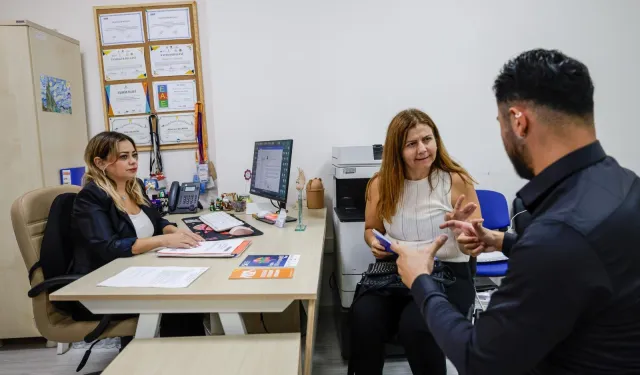 İzmir'de iletişimin önündeki engeller birlikte aşılıyor