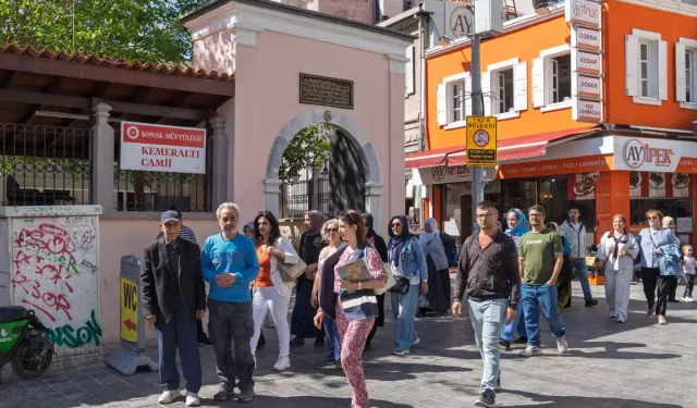 İzmir'in emeklileri kenti keşfediyor
