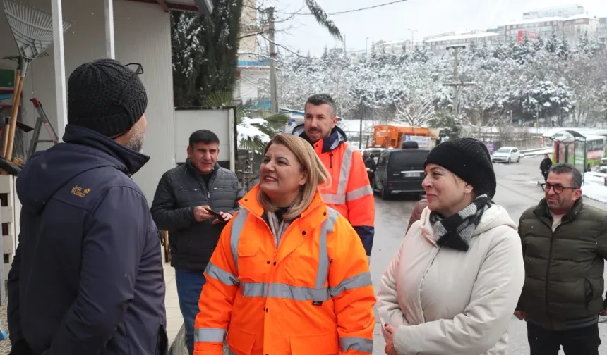 Kocaeli İzmit'te karla mücadeleye esnaftan tam not