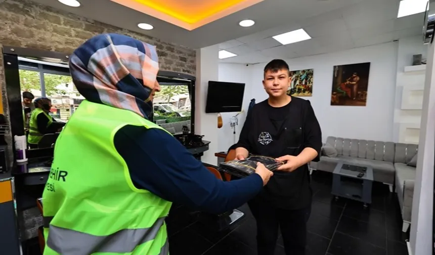 Denizli Büyükşehir berberlere penuar dağıtımına başladı