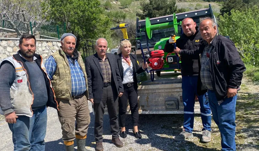 İzmir’de çiftçilere destek: İlaçlama makinesi hediye edildi
