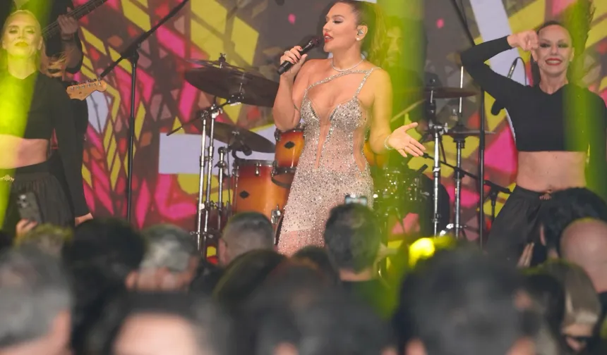 Demet Akalın'dan Antalya'da unutulmaz performans... Yeni hiti 'Beni Unutma' listelere hızlı giriş yaptı