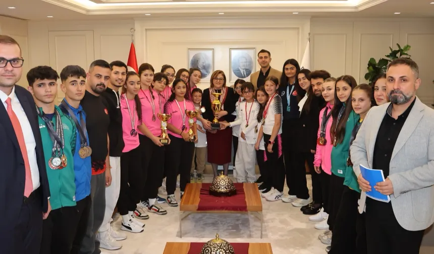 Gaziantep'in şampiyon sporcuları Başkan Şahin'i ziyaret etti
