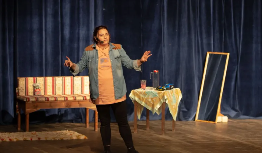 İzmir Narlıdere'de 'Özel Anne' oyunu sanatseverlerle buluştu