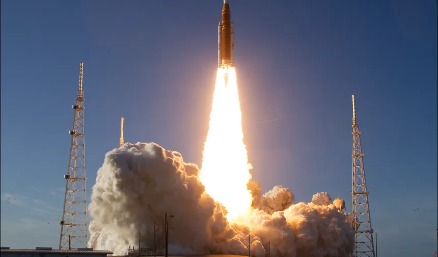 Artemis II görevi başladı... 50 yıl sonra astronotlar Ay yolunda