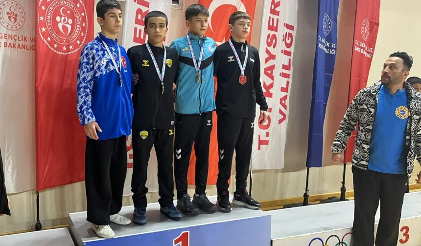 Konyalı güreşçiler madalyaları topladı