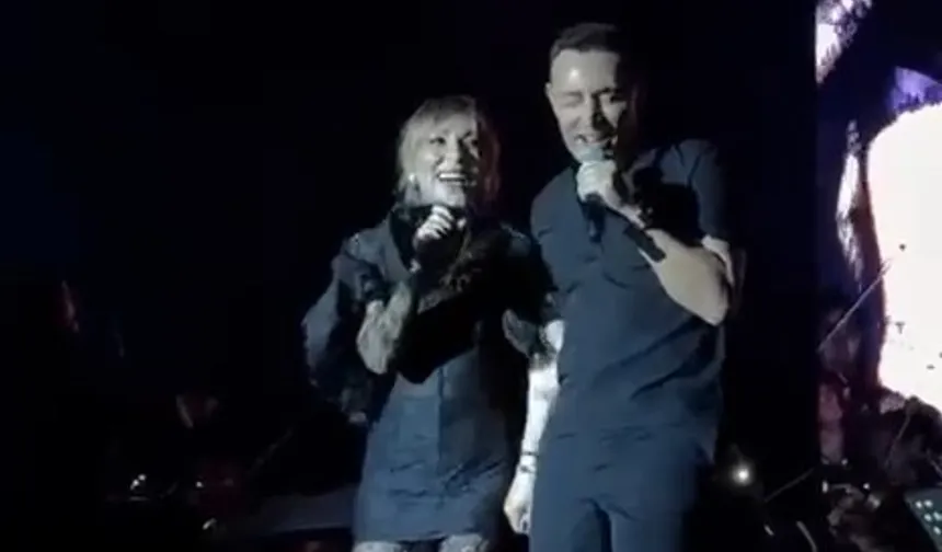 Mustafa Sandal konserinde kraliçe Ziynet Sali'yi ağırladı!