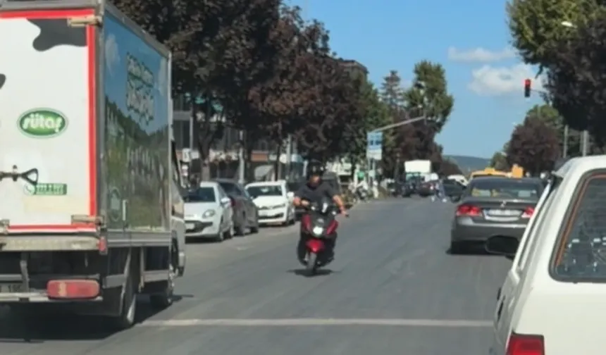 Düzce'de Kuyumcuzade Bulvarı'nda tehlikeli yolculuk kamerada